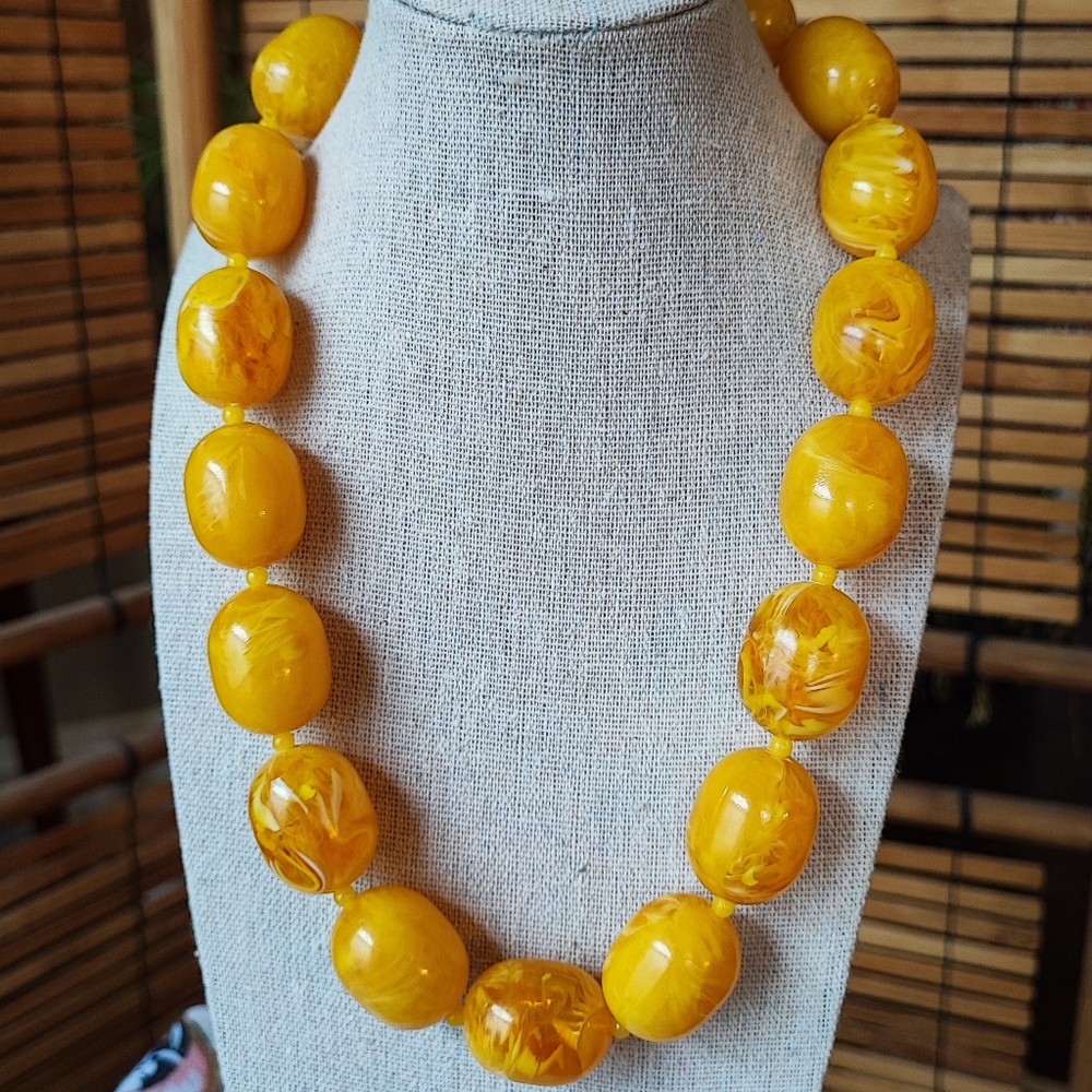 Vintage Lucite Swirled Huge Oval Beads Hidden Screw Clasp Chunky Necklace EUC